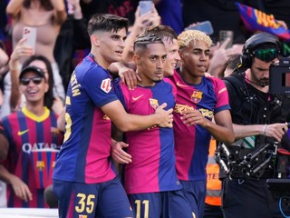 Futbalisti FC Barcelona sa tešia z gólu Raphinhu (číslo 11) v zápase proti Realu Madrid. 