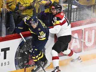 Alexander Wennberg (vľavo) a David Maier v zápase Švédsko - Rakúsko v skupine A na MS v hokeji 2025.