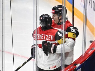 Marco Kasper (vpravo) a Ramon Schnetzer v zápase Švédsko - Rakúsko v skupine A na MS v hokeji 2025.