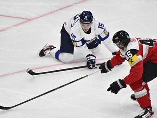 Fínsky hráč Harri Pesonen (vpravo) v súboji pri mantineli s Rakúšanom Berndom Wolfom v úvodnom zápase A-skupiny Rakúsko - Fínsko na MS 2025 v hokeji.