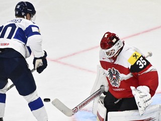 Brankár Atte Tolvanen zasahuje pri nájazde brata Eeliho Tolvanena v zápase Rakúsko - Fínsko.
