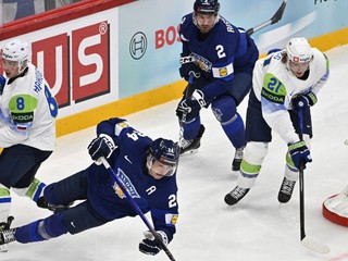 Hannes Björninen (druhý zľava) počas pádu v zápase Fínsko - Slovinsko v skupine A na MS v hokeji 2025.