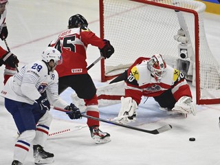 Louis Boudon a brankár David Kickert v zápase Rakúsko - Francúzsko v skupine A na MS v hokeji 2025.