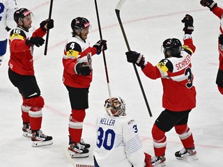 Ramon Schnetzer, Peter Schneider a Marco Kasper sa tešia po strelenom góle v zápase Rakúsko - Francúzsko v skupine A na MS v hokeji 2025. 