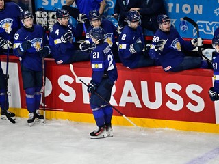 Juuso Parssinen oslavuje gól v zápase Fínsko - Lotyšsko na MS v hokeji 2025. 