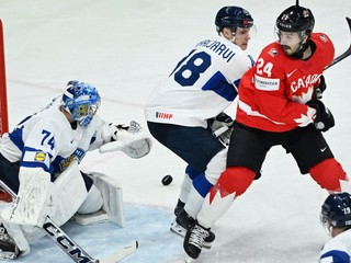 Phillip Danault, Vili Saarijarvi a Juuse Saros počas zápasu Kanada - Fínsko v skupine A na MS v hokeji 2025. 