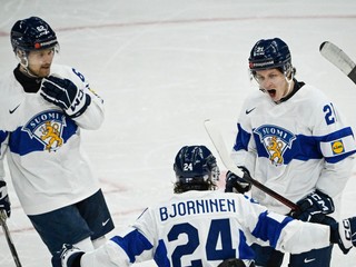 Patrik Puistola oslavuje gól na MS v hokeji 2025. 