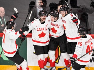 Macklin Celebrini oslavuje gól v zápase Švédsko - Kanada na MS v hokeji 2025. 