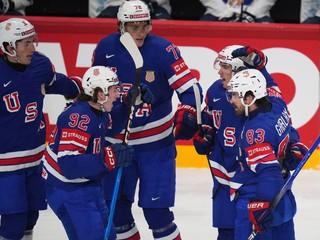 Hokejisti USA oslavujú gól do siete Fínska vo štvrťfinále MS v hokeji 2025.