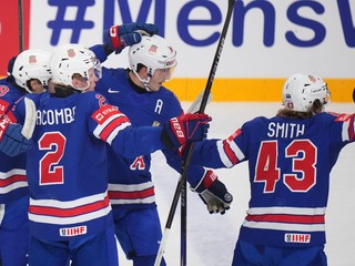Americkí hráči oslavujú po góle v zápase semifinále Švédsko - USA na MS 2025 v hokeji.