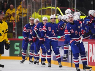 Hokejisti USA oslavujú gól proti Švédsku v semifinále MS v hokeji 2025.