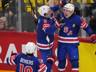 Hokejisti USA oslavujú postup do finále MS v hokeji 2025. 