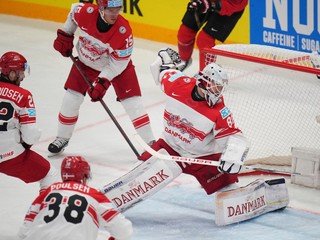 Frederik Dichow v zápase Švajčiarsko - Dánsko v semifinále na MS v hokeji 2025. 