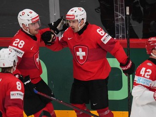 Švajčiarsko oslavuje gól v zápase Švajčiarsko - Dánsko v semifinále MS v hokeji 2025.