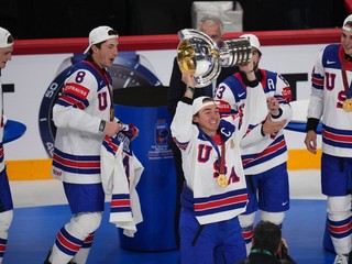 Kapitán amerického tímu Clayton Keller dvíha nad hlavu trofej pre MS v hokeji 2025.