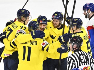Radosť hráčov Švédska v zápase Slovensko - Švédsko na MS v hokeji 2025. 