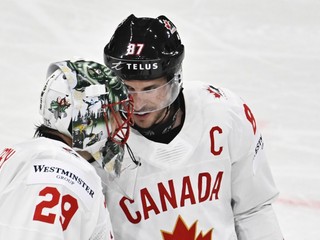 Kapitán Kanady Sidney Crosby a brankár Marc-André Fleury počas MS v hokeji 2025.