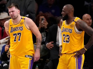 Basketbalisti Los Angeles Lakers - Luka Dončič (vľavo) a LeBron James.