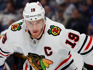 Jonathan Toews v drese Chicago Blackhawks.