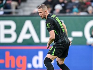 Na archívnej snímke slovenský futbalista v drese Wolfsburgu Denis Vavro počas zápasu 26. kola nemeckej Bundesligy FC Augsburg - VfL Wolfsburg.