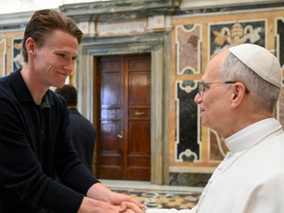 Hráč SSC Neapol Scott McTominay a pápež Lev XIV.