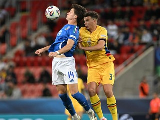 Giovanni Fabbian (Taliansko) a vpravo Cristian Ignat (Rumunsko) v zápase Taliansko - Rumunsko v skupine A na EURO U21 2025 (ME vo futbale do 21 rokov).