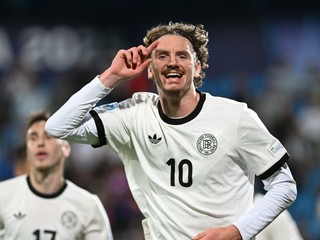 Nemecký útočník Nick Woltemade strieľa gól v zápase proti Slovinsku na EURO U21 2025.