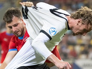 Súboj Filipa Prebsla s Nickom Woltemadem v zápase Česko - Nemecko na EURO U21.