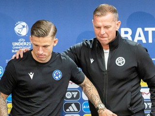 Tréner slovenskej futbalovej reprezentácie do 21 rokov Jaroslav Kentoš (vpravo) a slovenský futbalista Tomáš Suslov.