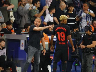 Tréner Hansi Flick a Lamine Yamal v drese FC Barcelona.