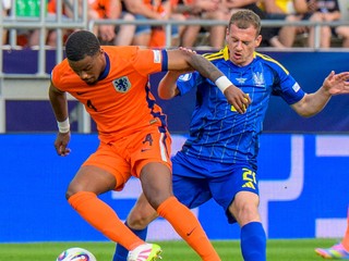 sprava futbalista  Maxim Bragaru (Ukrajina) a hráč Jorrel Hato (Holandsko)