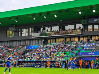 Plný futbalový štadión v Prešove počas EURO U21 2025.