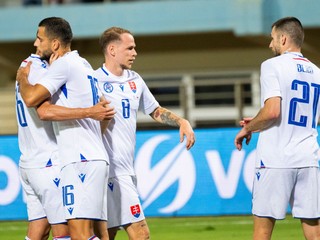 Slovenskí futbalisti v zápase s Gréckom.