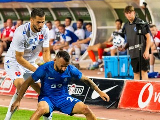Zľava Dávid Hancko (Slovensko) a Dimitris Giannoulis (Grécko) počas prípravného zápasu.