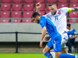 Zľava Liel Abada (Izrael) a Milan Škriniar (Slovensko) počas prípravného zápasu Izrael - Slovensko.