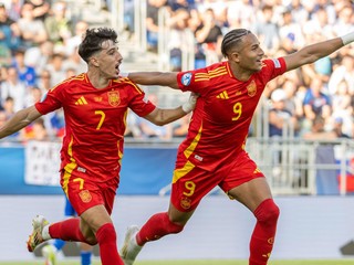 Mateo Joseph a Diego Lopez sa tešia po strelenom góle v zápase Slovensko - Španielsko v skupine A na EURO U21 2025 (ME vo futbale do 21 rokov).