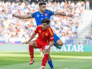 Adam Obert (hore) a Diego Lopez v zápase Slovensko - Španielsko v skupine A na EURO U21 2025 (ME vo futbale do 21 rokov).