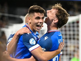 Adam Obert (vľavo) a Dominik Hollý sa tešia po strelenom góle v zápase Slovensko - Rumunsko v skupine A na EURO U21 2025.
