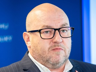 Minister cestovného ruchu a športu SR Rudolf Huliak (Nezávislý) počas tlačovej konferencie.