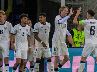 Nemeckí futbalisti sa tešia z prvého gólu počas zápasu semifinále Nemecko - Francúzsko na ME hráčov do 21 rokov.