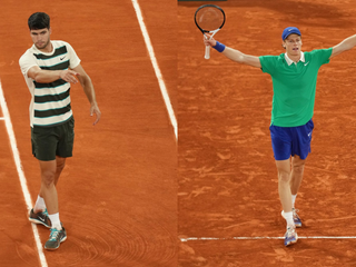 Carlos Alcaraz a Jannik Sinner na Roland Garros 2025.