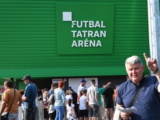 Fanúšikovia pred Futbal Tatran Arénou v Prešove.