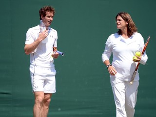 Andy Murray a jeho trénerka Amélie Mauresmová na tréningu počas grandslamového turnaja Wimbledon 2015.