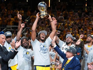 Basketbalista Indiany Pacers Myles Turner dvíha trofej pre víťaza Východnej konferencie NBA.