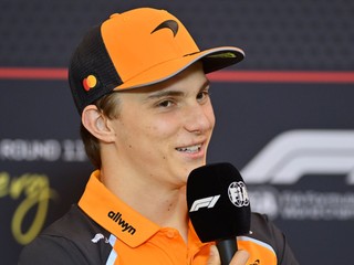 Jazdec McLarenu Oscar Piastri.