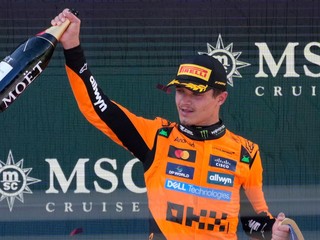 Lando Norris oslavuje výhru vo Veľkej cene Rakúska. 
