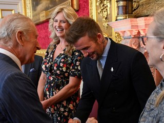 Kráľ Karol III. a David Beckham.