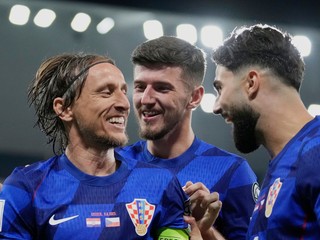 Chorvátski futbalisti sa tešia z gólu kapitána Luku Modriča.