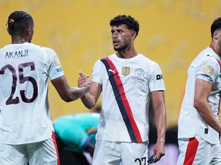 Futbalisti Manchester City oslavujú gól.