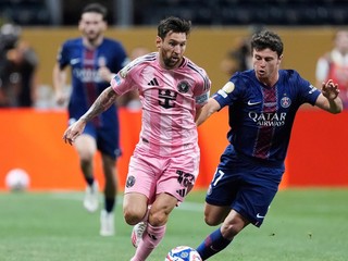 Lionel Messi a Joao Neves.